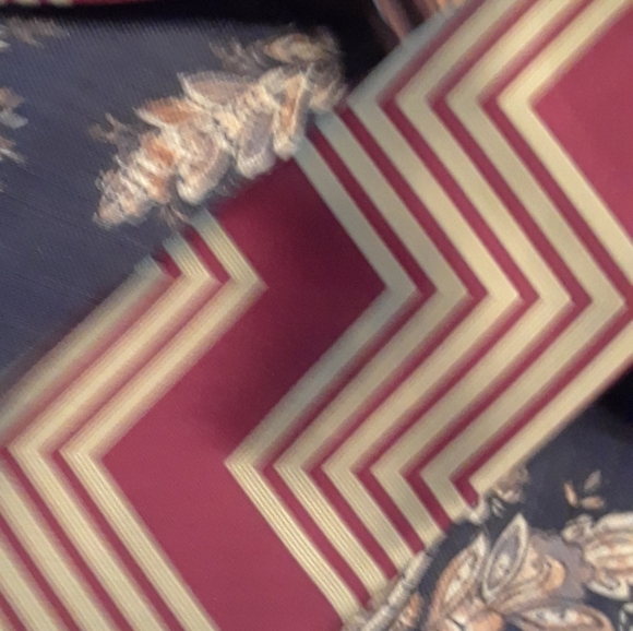 Mark Spencer zig-zag pattern burgundy and cream tie - Picture 3 of 7